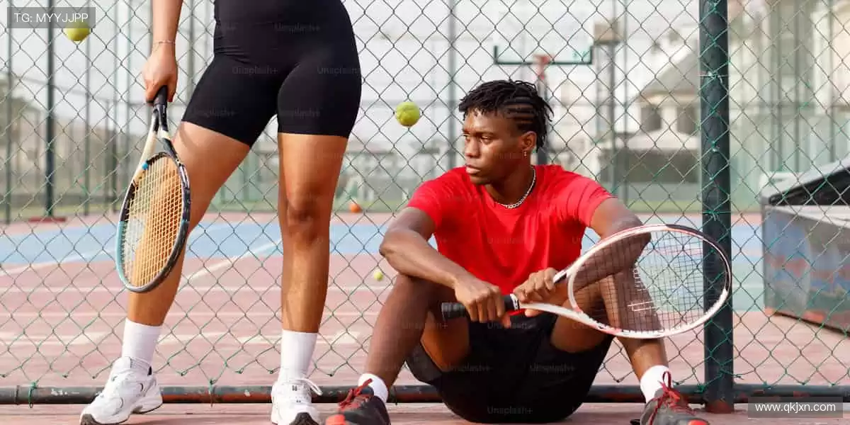 📱边看边聊，与全球球迷共享精彩时刻！💬